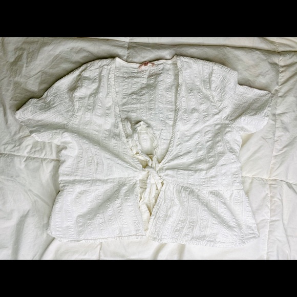 Tie Front Cropped Blouse - Picture 2 of 6